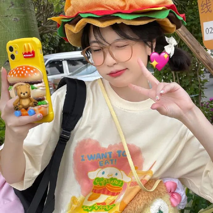 泳池里的女人